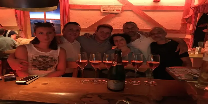 Eine Runde mit Sekt an der Bar