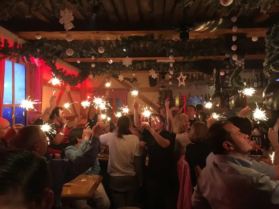 Volle Hütte mit Wunderkerzen und Weihnachtsdeko